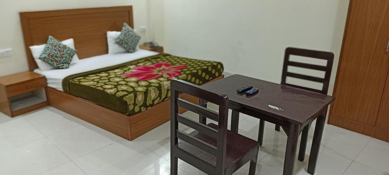 Hotel Star Light New Delhi Bagian luar foto